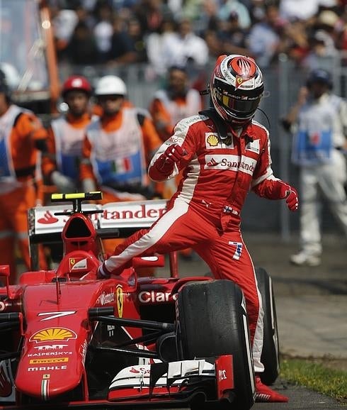 Räikkönen abandona su monoplaza en México. 