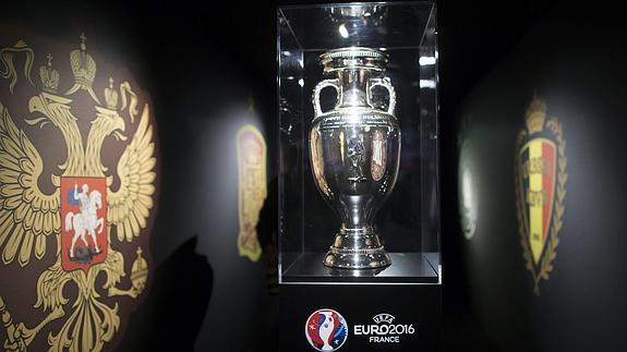 Vista del trofeo de campeones de la Eurocopa. 