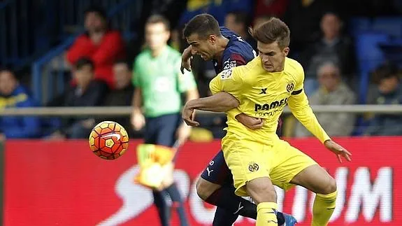 Ekiza (i) y Denis Suárez disputan un balón. 