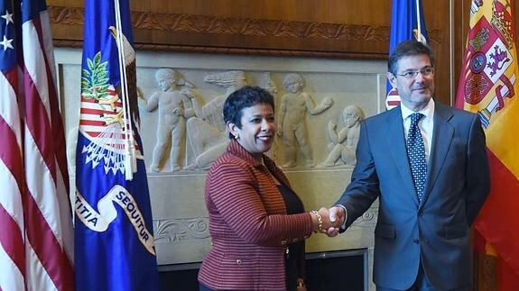 El ministro de Justicia, Rafael Catalá, saluda a la fiscal general de EE UU, Loretta Lynch.