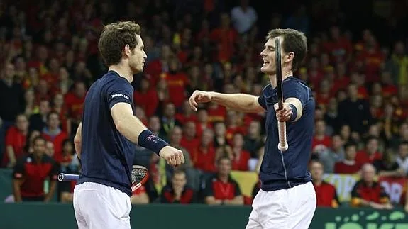 Andy Murray (i) y Jamie Murray celebran su victoria en el partido de dobles. 