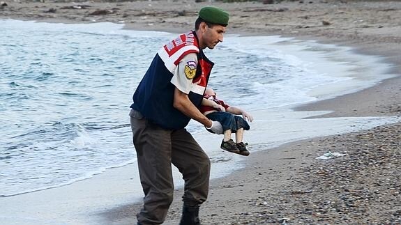 Uno de los centenares de niños muertos cuando cruzaban el Mediterráneo. 