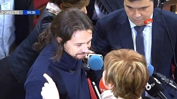 Pablo Iglesias y Celia Villalobos, hoy en el Congreso.
