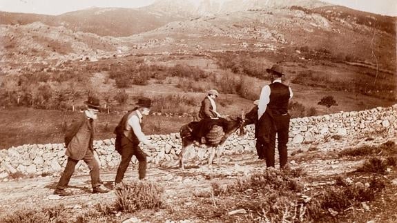 Rafael Altamira, Francisco Giner de los Ríos y Germán Flórez suben el puerto de Navacerrada en febrero de 1912.