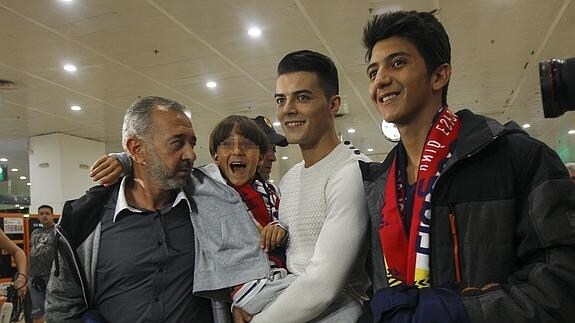 Osama Abdul Mohsen (i) y su hijo, Zaid (2i), los refugiados sirios zancadilleados por una periodista húngara, a su llegada a España. 