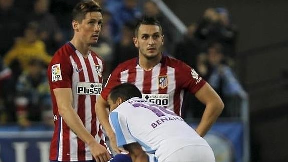 Fernando Torres (i) y Koke, tras encajar el gol ante el Málaga. 