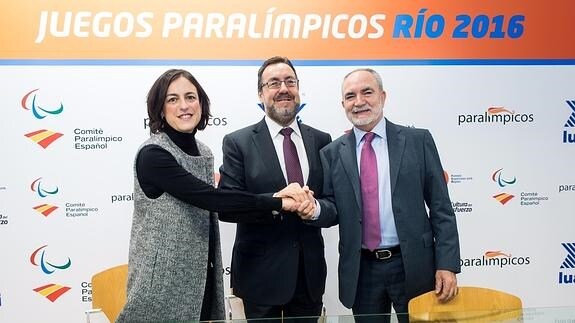 Miguel Carballeda, presidente del Comité Paralímpico Español (CPE), sellando el contrato. 