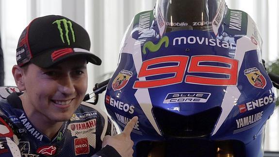 Jorge Lorenzo, junto a su nueva Yamaha. 