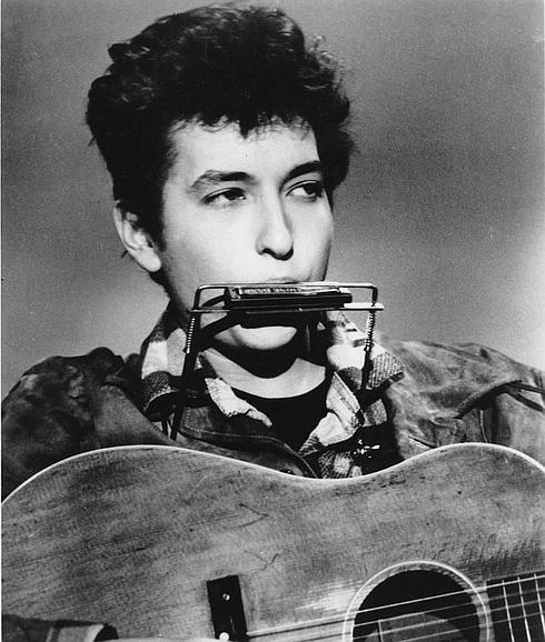 Bob Dylan con la armónica que usaba habitualmente en sus comienzos.