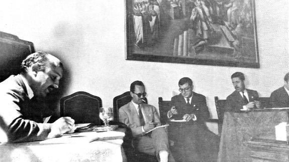 Ricardo Muñoz Suay presenta su ponencia. A su lado José Gutiérrez Maesso, Juan Antonio Bardem y Luis García Berlanga. 
