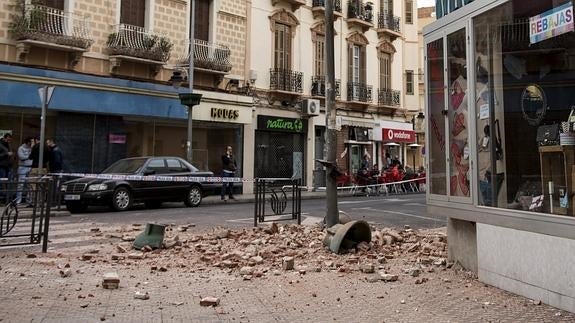 Cascotes en una acera en Melilla tras el terremoto del pasado lunes. 