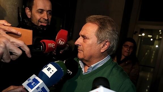 El expresidente de la Diputación de Valencia, Alfonso Rus, atiende a los medios.