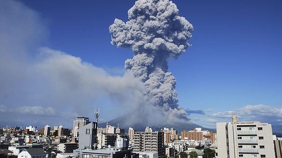 Columna de humo sobre el volcán Sakurajima, en Japón.