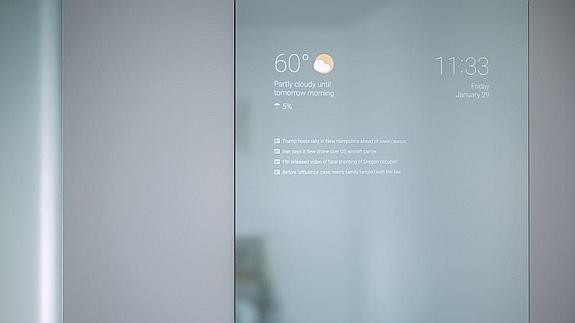 El espejo informa del tiempo y de noticias de última hora.