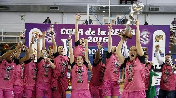 Las jugadoras del CB Conquero alzan la Copa de la Reina. 