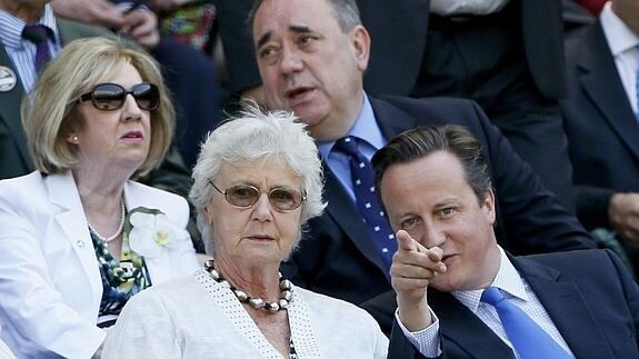 David Cameron, con su madre, Mary, en un partido de Wimbledon.