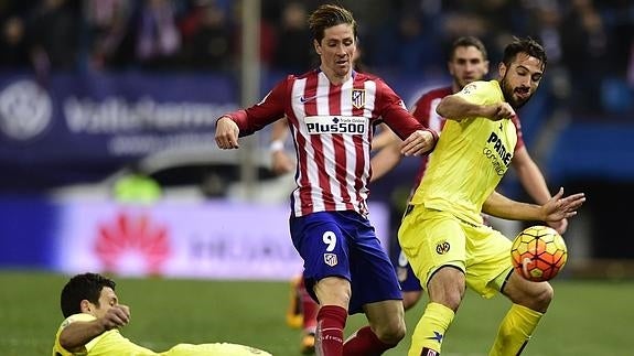 Fernando Torres (c), ante el Villarreal. 