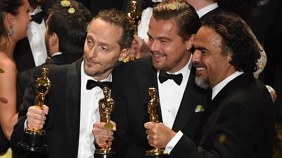 Emmanuel Lubezki, Leonardo DiCaprio y Alejandro González Iñárritu posan con el premio.