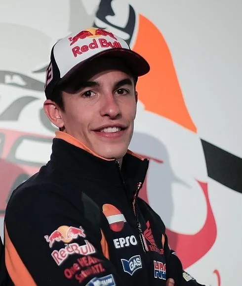 Marc Márquez posa en una sede de Repsol. 