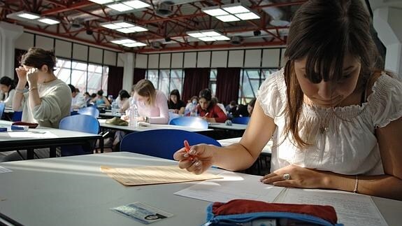 Estudiantes francesas realizan el examen de selectividad en un instituto. 