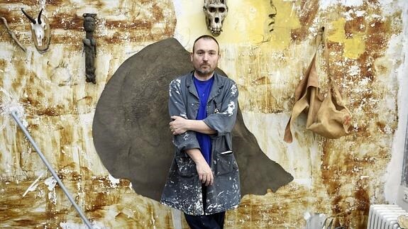 Miquel Barceló posa junto a una de sus creaciones en París. 