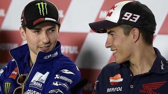 Lorenzo (i) y Márquez se miran. 