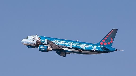 El primer avión que ha despegado del aeropuerto tras los atentados. 