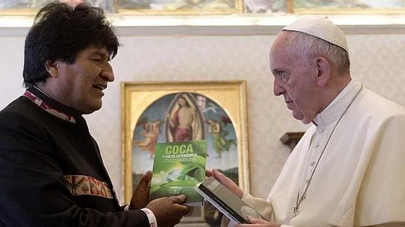 Morales regala unos libros al Papa Francisco.