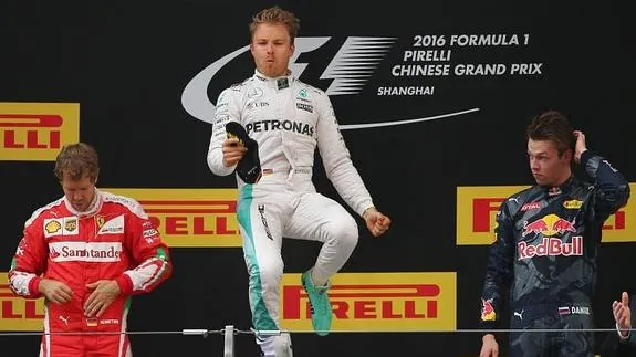 Rosberg (c.) celebra su victoria en el circuito de China. 