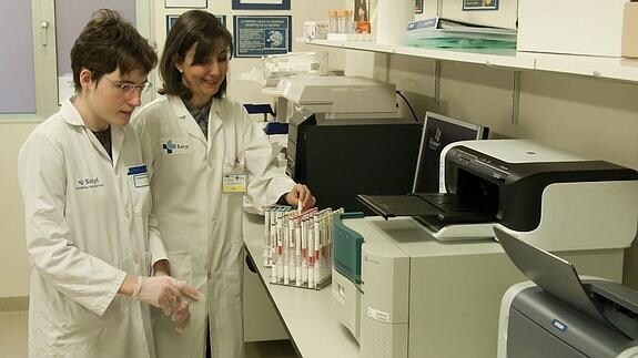 La profesora de la Universidad de Valladolid Alicia Armentia y la técnico de Alergia Blanca Martín, en el laboratorio. 