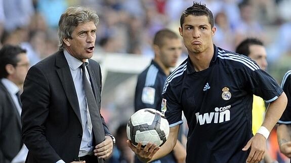 Pellegrini da órdenes a Cristiano durante un partido como entrenador madridista. 