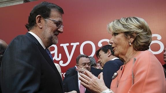 Rajoy habla con Aguirre durante el acto de entrega de las Medallas y Condecoraciones de la Orden del Dos de Mayo. 