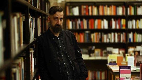 El escritor y traductor Javier Calvo, en una librería de Barcelona.