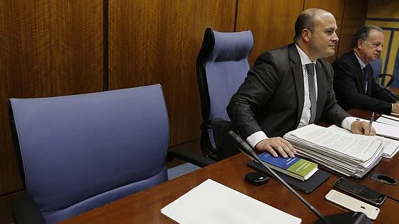 Silla vacía al haber rehusado asistir la ministra de Empleo en funciones, Fátima Báñez, a la comisión del Parlamento andaluz.