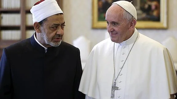 El papa Francisco con el imán Ahmed al Tayeb en el Vaticano.