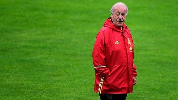 Vicente del Bosque observa un entrenamiento. 