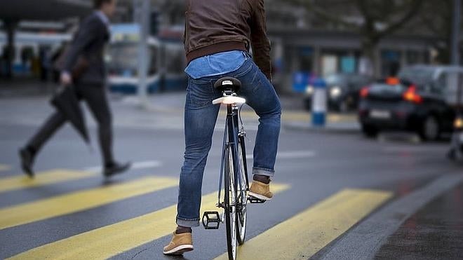El ingenio ideado por los jóvenes emprendedores de la 'startup'. colocado en el sillín de la bicicleta.