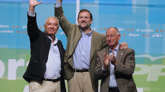 Rajoy, Arenas y el presidente provincial del PP Gabriel Amat. 