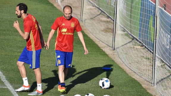 Andrés Iniesta (d), en un entrenamiento de la selección española. 