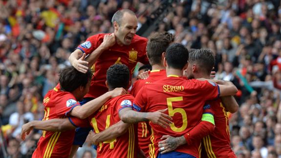 Los jugadores de España celebran el gol de Piqué. 