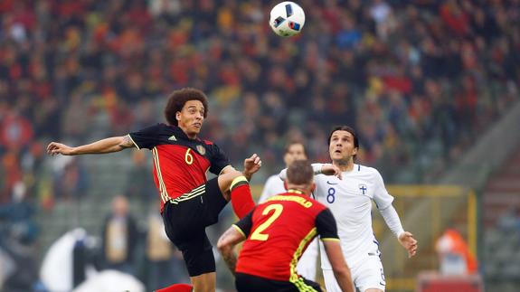 Witsel salta a por un balón. 