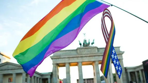 La bandera arcoiris del Orgullo Gay, en la puerta de Brandeburgo de Berlín.