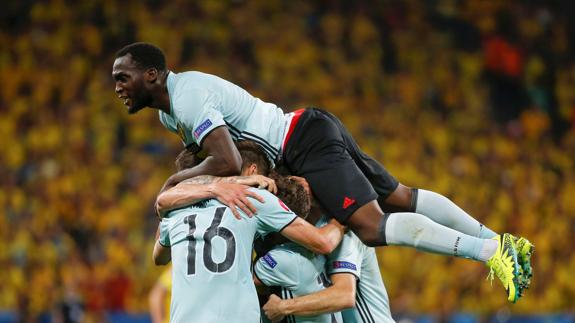 Los jugadores de Bélgica celebran el pase a octavos. 