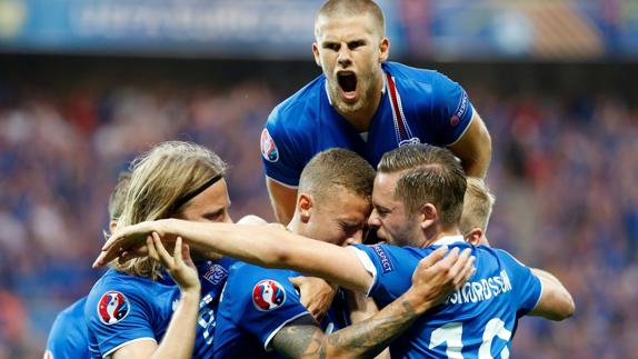 Los jugadores de Islandia celebran un gol. 