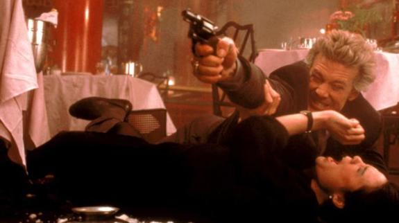 John Lone da réplica a Mickey Rourke y enciende la química que buscaba sin cesar Cimino. 