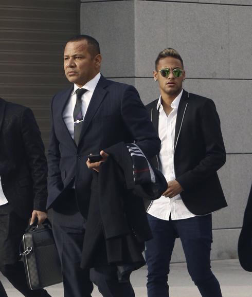 Neymar y su padre, a la salida de la Audiencia Nacional. 