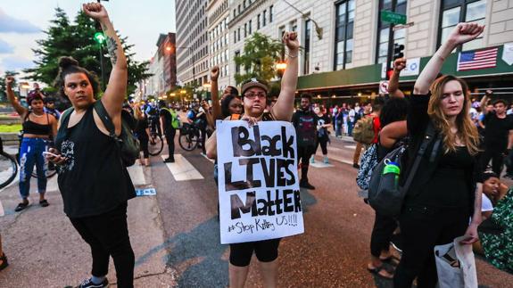 Personas protestan contra los recientes actos violentos en contra de la población afroamericana.