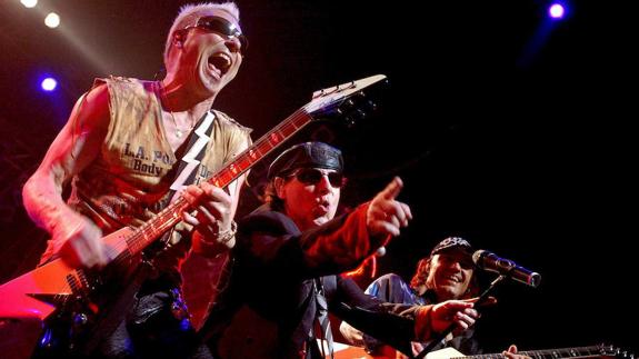 Matthias Jabs (i), Klaus Meine (c) y Rudolf Schenker (d), integrantes del grupo de rock alemán Scorpions.