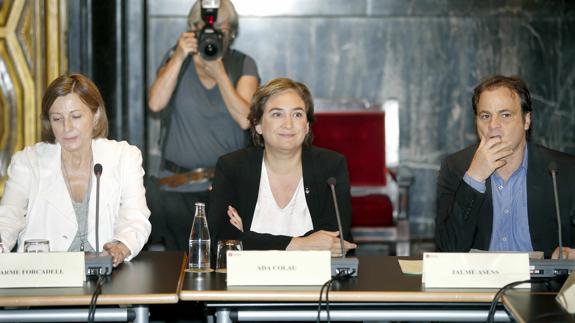 Ada Colau, junto a la presidenta del Parlament y el teniente de alcalde de Barelona. 