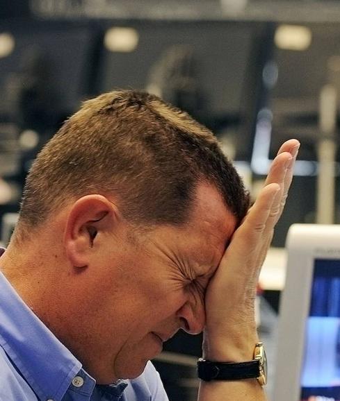 Un 'broker' se lamenta tras una mala jornada bursátil.